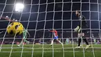 Pemain Girona Ivan Martin (tidak terlihat) mencetak gol ke gawang Atletico Madrid yang dijaga kiper Jan Oblak pada pertandingan sepak bola Liga Spanyol di Stadion Montilivi, Girona, Spanyol, Rabu (3/1/2024). (Pau BARRENA/AFP)