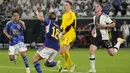 Pemain Timnas Jepang, Takuma Asano (dua kiri), melakukan selebrasi setelah mencetak gol ke gawang Jerman dalam pertandingan persahabatan yang berlangsung di Volkswagen Arena, Wolfsburg, Minggu (10/9/2023). (AP Photo/Martin Meissner)