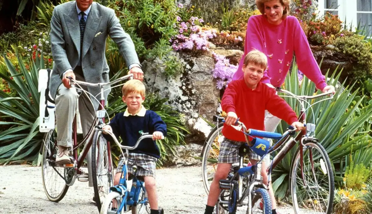 Sebelum menikah dengan Pangeran Charles, Putri Diana kerap pakai sepeda sebagai alat transportasinya. Namun, kebiasaan ini harus ditinggalkan lantaran kerajaan menilai hal itu tak cocok dengan seorang putri. Sepeda tua berwarna biru ini kini dilelang sekitar Rp878 Juta. (Twitter/tatler).