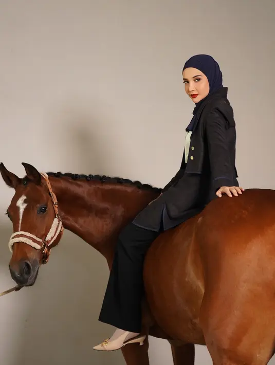 Tampilannya terlihat fotogenik dan luwes layaknya model profesional dengan busana formal yang stylish. [@zaskiasungkar15]