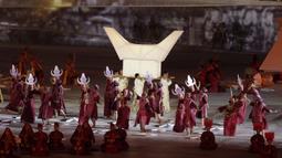 Adat budaya nusantara ditampilkan saat pembukaan Asian Para Games di SUGBK, Jakarta, Sabtu (06/10/2018). Pembukaan Asian Para Games kental dengan nuansa nusantara. (Bola.com/M Iqbal Ichsan)