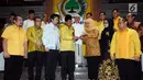 Plt Ketua Umum Partai Golkar, Idrus Marham (tengah) menyerahkan surat rekomendasi Cagub dan Cawagub Jawa Timur pada Pilkada 2018 kepada Khofifah Indar Parawansa (ketiga kiri) di Jakarta, Rabu (22/11). (Liputan6.com/Helmi Fithriansyah)