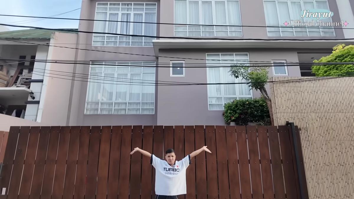 7 Potret Fasad Depan Rumah Jirayut di Jakarta, Megah dengan Desain Modern