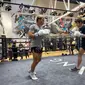 Reza Arianto (kanan) tengah mengasah kemampuan bertinjunya dalam program latihan MMA Fight Academy di San Diego, Amerika Serikat. (Marco Tampubolon/Liputan6.com)