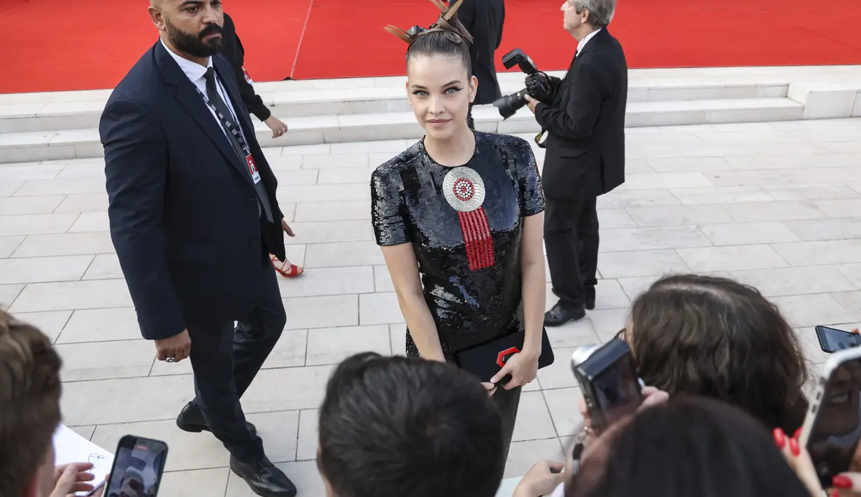 Barbara Palvin saat tiba di pemutaran perdana film 'White Noise' dan upacara pembukaan Festival Film Venesia edisi ke-79 di Venesia, Italia, Rabu (31/8/2022). Seperti karya seni yang dapat dikenakan, rambut model disisir ke belakang menjadi sanggul rumit yang terdiri dari gumpalan bersudut dan ikal tajam yang dengan mudah bisa disalahartikan sebagai patung abstrak.