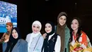 Kakak beradik Zaskia Sungkar dan Shireen Sungkar tampil kompak kenakan setelan vest dan celana panjang. Kemudian Paula dengan top hijau dan pashmina olivenya, dan Maia Estianty dengan dress multi warna-nya. [@shandypurnamasari].