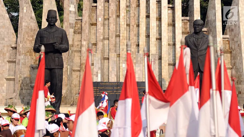 Ratusan Peserta Napak Tilas Penuhi Tugu Proklamasi