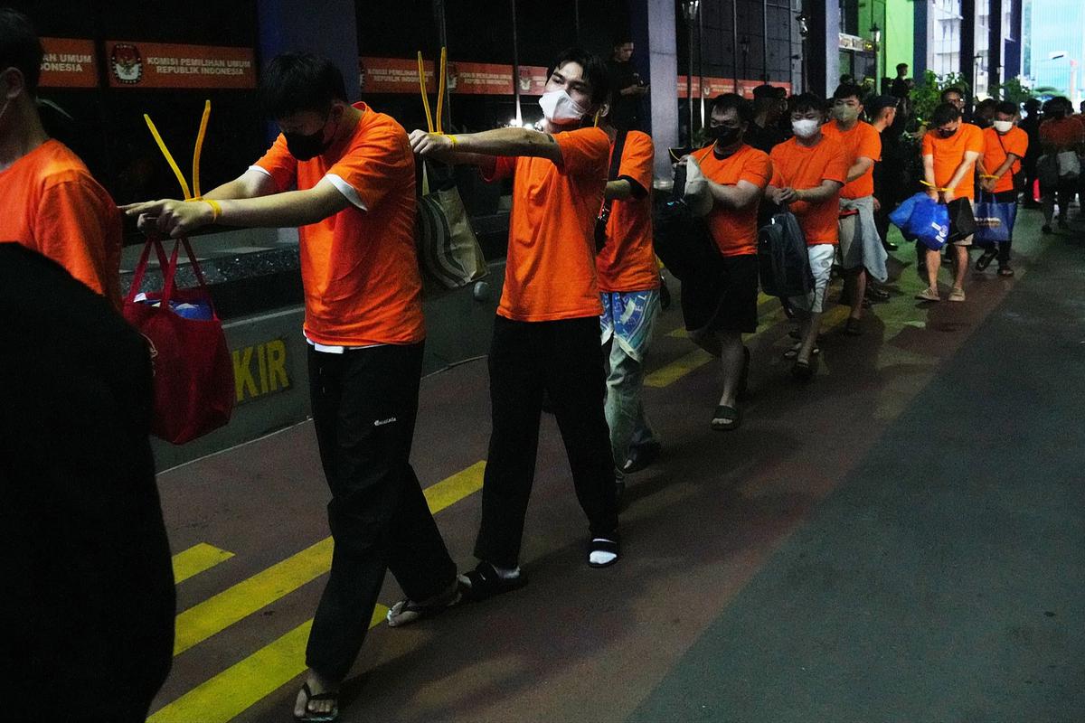 FOTO: Ratusan WNA Pelaku Judi Daring Dipindahkan ke Imigrasi