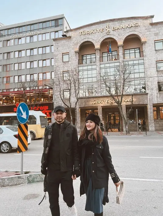 Saat liburan di Turki, ia juga memilih outfit berwarna gelap seperti jaket hitam dengan rok plisket warna hijau. Topi bulu meningkatkan tampilan modisnya. [Foto: @cameliaputricp]