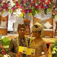 Julukan Kapten Jomblo akhirnya sudah lepas dari sosok Raditya Dika. Pasalnya, kini Radit telah resmi menikahi seorang wanita cantik bernama Anissa Aziza. Tepatnya hari ini, Sabtu (5/5/2018) keduanya resmi menikah. (Instagram/luluzakaria70)