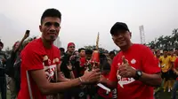 Alfin Tuasalamony menerima piala dari rekan-rekan pesepakbola yang diserahkan Rahmad Darmawan. (Bola.com/Arief Bagus)