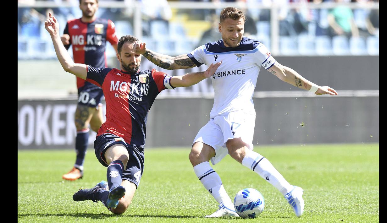 Pemain bernomor 17 itu akhirnya mencatatkan hattrick 13 menit kemudian. Pedro Rodriguez yang berhasil memanfaatkan blunder dari Nikola Maksimovic kemudian mengirim bola ke Immobile. Ia akhirnya mencatatkan gol dengan kaki kanan usai mengecoh beberapa pemain Genoa. (LaPresse via AP/Tano Pecoraro)