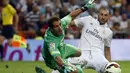 Penyerang Real Madrid, Karim Benzema berusaha mengecoh penjaga gawang Athletic Bilbao, Gorka Iraizoz di lanjutan La Liga Spanyol di Stadion Santiago Bernabeu, (6/10/2014). Real Madrid unggul telak 5-0 atas Athletic Bilbao. (REUTERS/Sergio Perez)