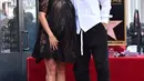 Eva Longoria dan sahabatnya, Ricky Martin berdiri di atas bintang Hollywood Walk of Fame miliknya saat acara penghargaan di Los Angeles, Senin (16/4). Eva merupakan penerima bintang ke-2.634 di kategori Televisi (Alberto E. Rodriguez/GETTY IMAGES/AFP)