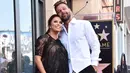 Eva Longoria dan sahabatnya, Ricky Martin berdiri di atas bintang Hollywood Walk of Fame miliknya saat acara penghargaan di Los Angeles, Senin (16/4). Eva merupakan penerima bintang ke-2.634 di kategori Televisi (Alberto E. Rodriguez/GETTY IMAGES/AFP)