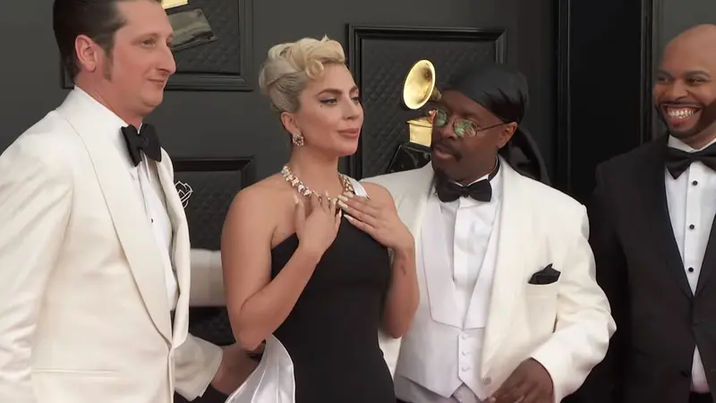 Lady Gaga di karpet merah Grammy 2022.