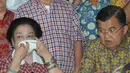 Megawati tak kuasa menahan air matanya saat melihat hasil penghitungan cepat yang memenangkan pasangan Jokowi-JK, Jakarta, Rabu (9/7/2014) (Liputan6.com/Herman Zakharia)
