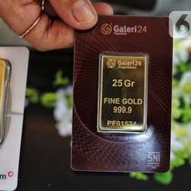 Pramuniaga menunjukkan emas batangan yang dijual di Galeri 24 Pegadaian, Jakarta, Rabu (27/7/2022). Pada perdagangan Rabu (27/7/2022) pukul 15:12 WIB, harga emas dunia di pasar spot berada di US$ 1.722,19 per troy ons. Harga emas menguat tipis 0,30 persen. (Liputan6.com/Angga Yuniar)
