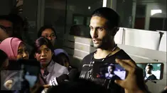 Mantan suami Julia Perez, Gaston Castano memberikan keterangan usai menjenguk Jupe di RSCM, Jakarta, Kamis (20/4). Gaston berharap Jupe senang akan kehadirannya. (Liputan6.com/Herman Zakharia)
