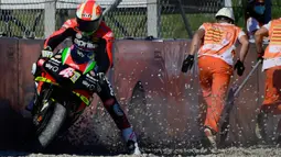 Pembalap Aprilia Racing, Aleix Espargaro, keluar jalur balap saat mengikuti latihan bebas MotoGP Catalunya di Circuit de Barcelona-Catalunya, Jumat (25/9/2020). Pembalab Yamaha, Morbidelli, finish pertama dengan catatan waktu satu menit 39,789 detik. (AFP/Lluis Gene)