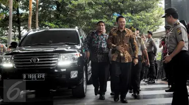 Gubernur DKI Jakarta Basuki 'Ahok' Tjahaja Purnama saat tiba di Gedung KPK, Jakarta, Selasa (12/4). Ahok memenuhi panggilan KPK untuk dimintai keterangan dalam penyelidikan kasus dugaan korupsi pembelian lahan RS Sumber Waras. (Liputan6.com/Helmi Afandi)