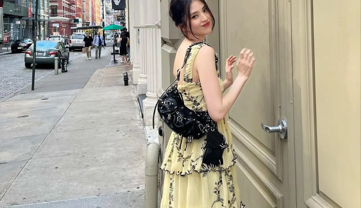 Atau cantiknya Han So Hee dibalut dress kuning, dipadu pulasan lipstik merah. Mana penampilan Han So Hee dengan lipstik merah yang jadi favoritmu, Sahabat FIMELA? [Foto: Instagram/xeesoxee]