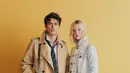 Aktor Charles Melton memilih gaya formal yang tetap urban. Ia memadukan kemeja biru berdasi dengan long coat klasik, menghasilkan tampilan gentleman modern yang sleek namun tidak berlebihan.