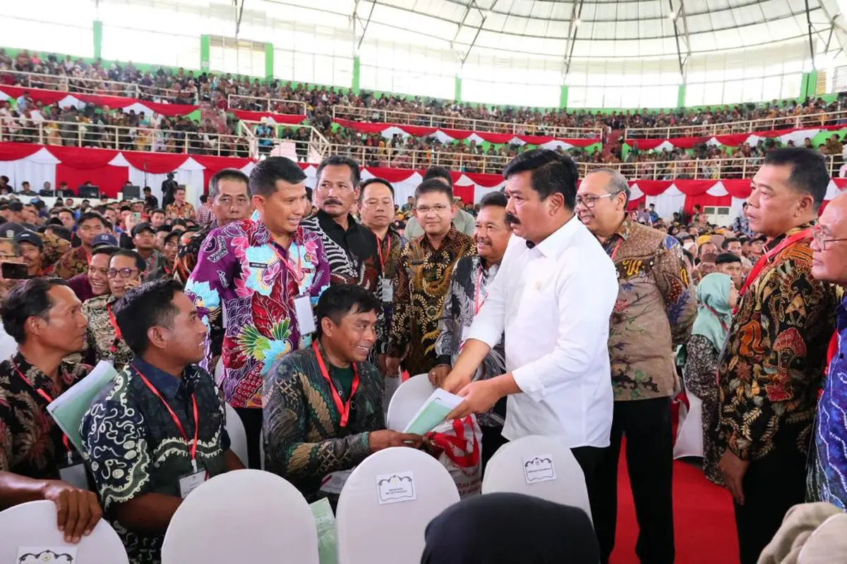 Menteri Agraria dan Tata Ruang/Kepala Badan Pertanahan Nasional (ATR/BPN), Hadi Tjahjanto menyerahkan 4.000 sertifikat di GOR Delta Sidoarjo, Jawa Timur.