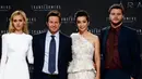Nicola Peltz berfoto bersama dengan para pemain "Transformers: Age of Extinction" di Berlin. (REUTERS / Thomas Peter)