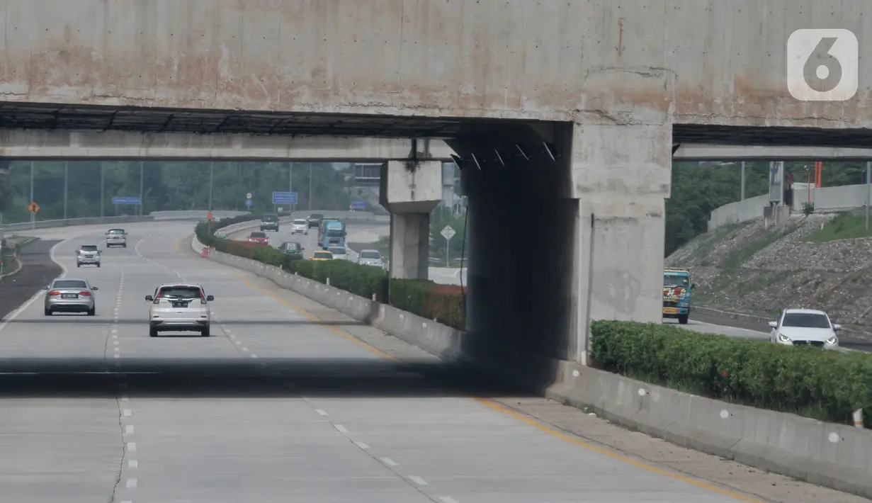 Kendaraan melintas di ruas Tol Cinere-Jagorawi (Cijago), Depok, Jawa Barat, Rabu (8/1/2020). Tarif baru Tol Cijago Seksi I dan II untuk kendaraan golongan I menjadi Rp 9.000, golongan II-III Rp 13.500, dan golongan IV-V Rp 17.500. (merdeka.com/Iqbal Nugroho)