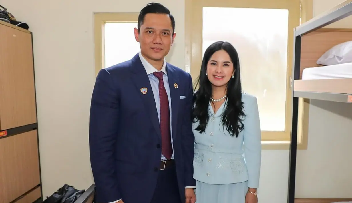 <p>Annisa Pohan baru saja mendampingi suaminya AHY ke Magelang, mengunjungi SMAnya, SMA Taruna Nusantara. [Foto: Instagram/agusyudhoyono]</p>