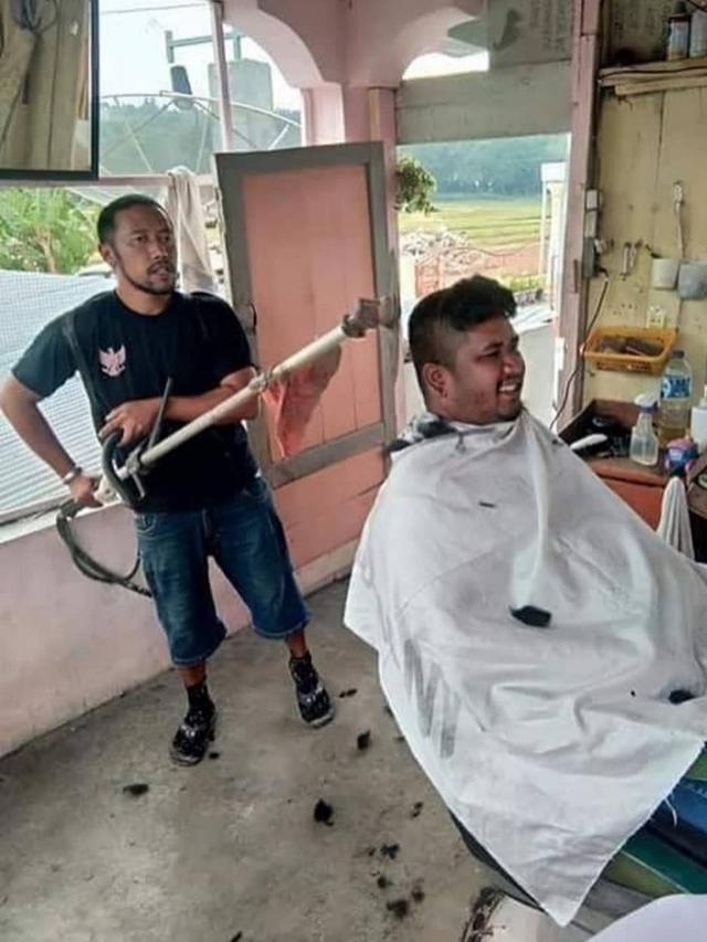 6 Aksi Tukang Potong Rambut Kebanyakan Tingkah Ini Bikin Pelanggan Tepuk Jidat