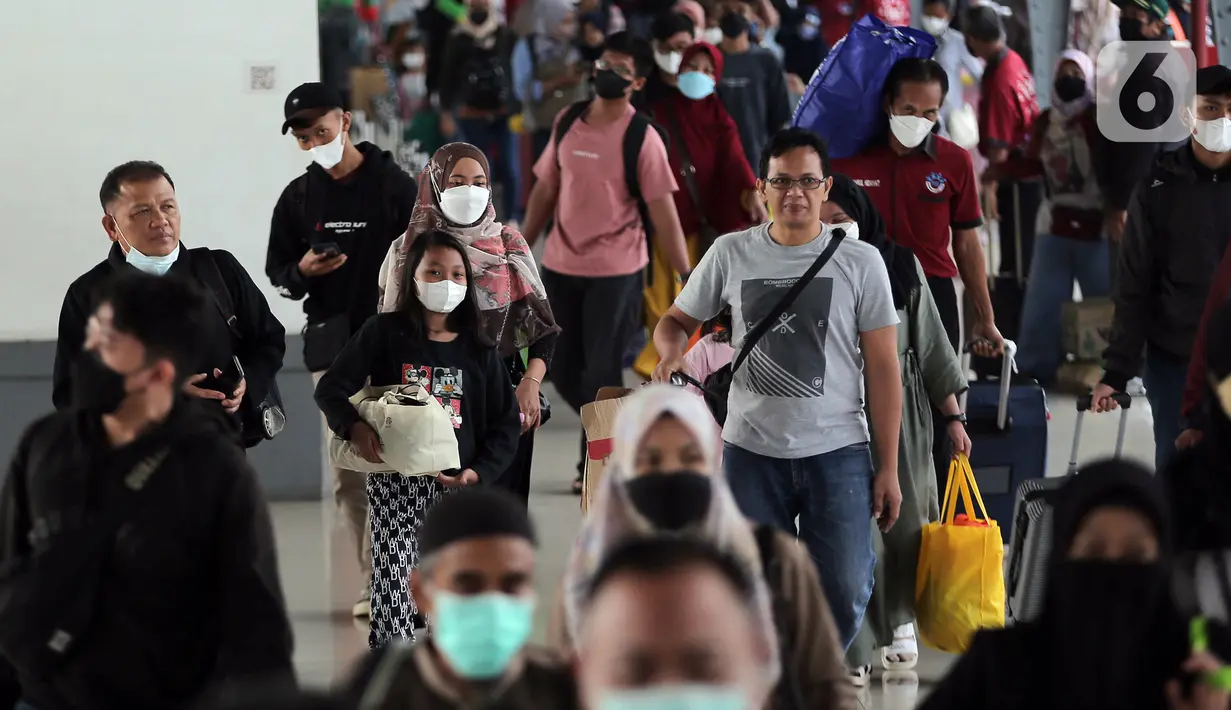 Sejumlah penumpang berjalan setibanya di Stasiun Pasar Senen, Jakarta, Rabu (11/5/2022). Kedatangan pemudik dari daerah lain tujuan Daop 1 Jakarta terpantau masih cukup tinggi seiring berakhirnya libur sekolah dan mulai masuk pada 12 Mei 2022. (Liputan6.com/Angga Yuniar)