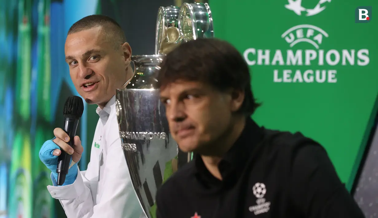 Mantan bintang Manchester United, Nemanja Vidic dan legenda Real Madrid, Fernando Morientes, saat hadir dalam acara bertajuk Meet The UEFA Champion League Trophy and Legends di MGP Space SCBD, Jakarta, Sabtu (27/4/2024). (Bola.com/M iqbal Ichsan)