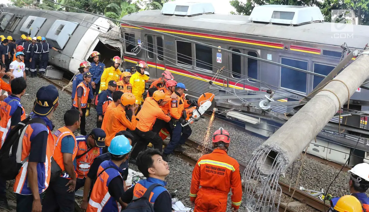 Petugas mengevakuasi gerbong KRL yang anjlok di Kebon Pedes, Bogor, Jawa Barat, Minggu (10/3). Belum diketahui penyebab pasti anjloknya kereta. (Liputan6.com/Immanuel Antonius)