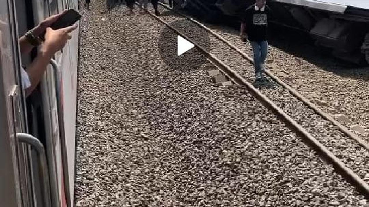 Meski begitu, Joni belum menjawab pesan terkait jumlah korban maupun update penanganan atas anjloknya KA Argo Semeru.&nbsp;