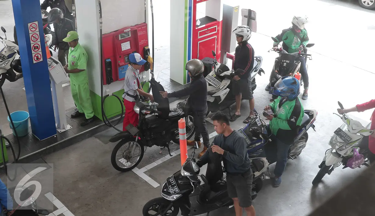 Pengguna kendaraan mengisi BBM di SPBU di Jakarta, Selasa (29/3). Mengingat harga minyak dunia sudah mulai merangkak naik di level USD40 per barel. Sehingga ada kemungkinan harga BBM naik pada Juli mendatang. (Liputan6.com/Angga Yuniar)