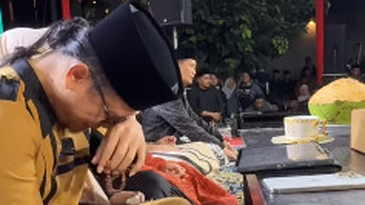 VIDEO: Lama Hilang, Gus Miftah Muncul Nangis di Atas Panggung saat Ceramah di Ponpes