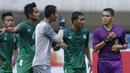 Para pemain PSMS melakukan protes kepada wasit saat pertandingan melawan Sriwijaya FC pada laga Piala Presiden di Stadion GBLA, Bandung, Jumat (26/1/2018). Sriwijaya FC menang 2-0 atas PSMS. (Bola.com/M Iqbal Ichsan)