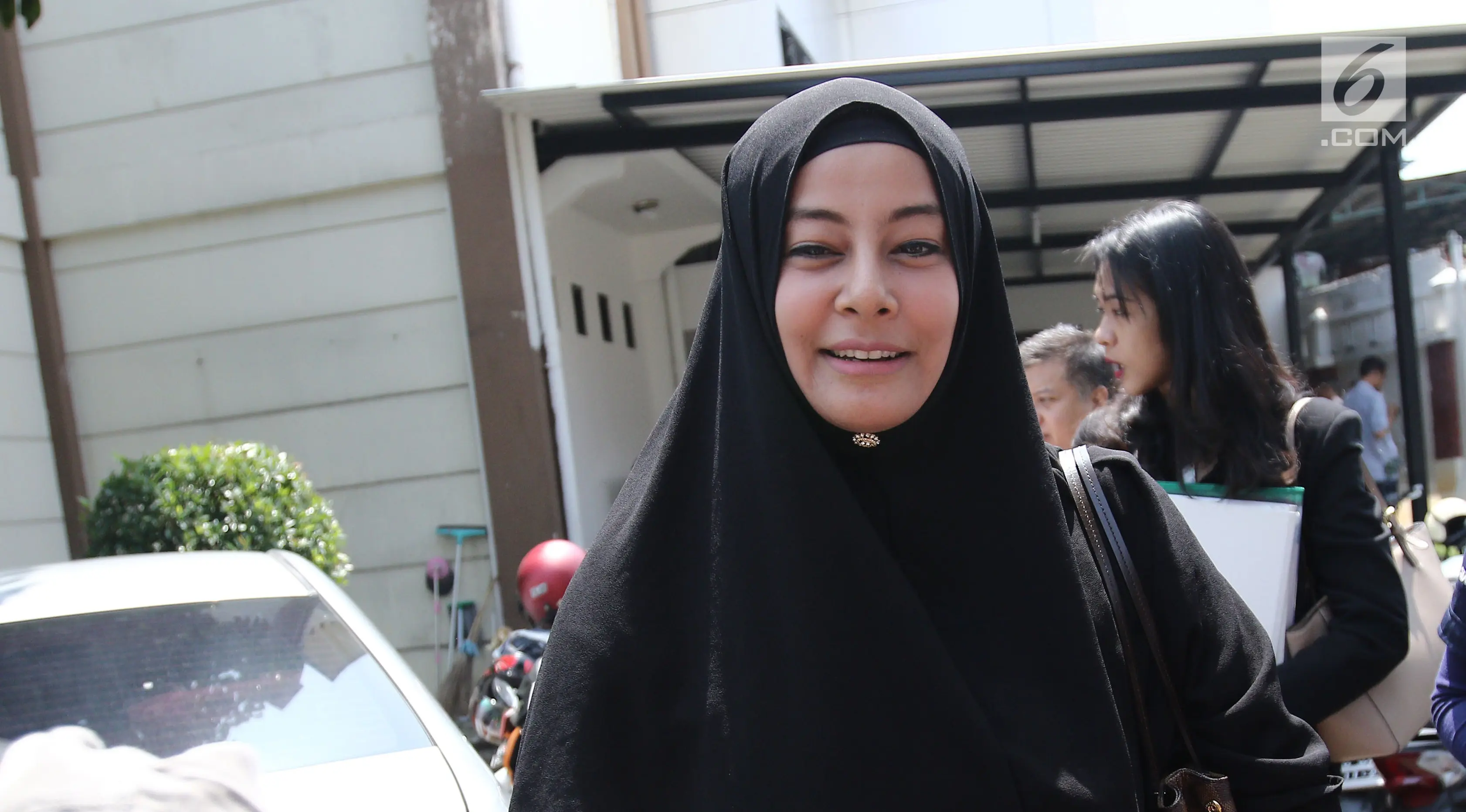 Istri Ustaz Alhabsyi, Putri Aisah Aminah meninggalkan Pengadilan Agama Jakarta Timur usai sidang perceraian, Kamis (16/8). Sidang lanjutan perceraian itu ditunda lantaran Ustaz Alhabsyi selaku pihak tergugat tidak hadir. (Liputan6.com/Herman Zakharia)