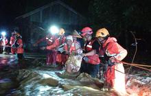 Basarnas Padang Sigap Lakukan Evakuasi Banjir Agam, Puluhan Warga Pasar Rabaa Terjebak Luapan Sungai Asam