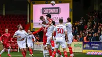 Debut Elkan Baggott di Cheltenham Town ternoda setelah timnya menyerah 0-4 dari Barnsley pada laga pekan ke-33 League One 2022/2023. (dok Cheltenham Town)