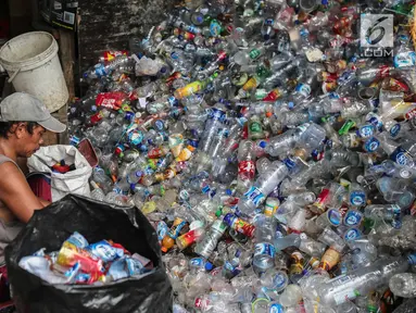 Warga memilah sampah plastik di permukiman liar di kawasan Bypass, Pramuka, Jakarta Timur, Rabu (21/2). Lahan seluas 9.820 meter persegi milik Pemprov DKI tersebut rencananya akan dibangun kantor pemadam kebakaran. (Liputan6.com/Faizal Fanani)