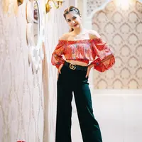 Kombinasi off the shoulder top batik dan basic pants bikin looks Mikha Tambayong chic. (Instagram/miktambayong).