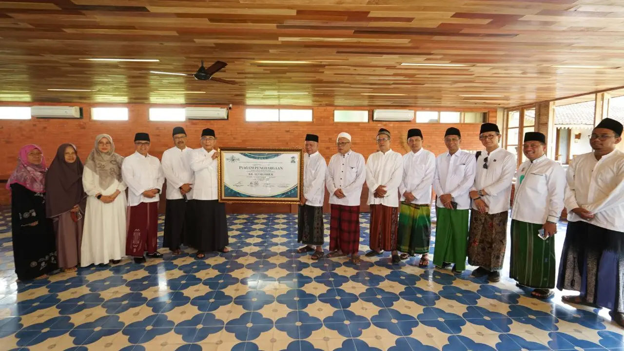 Ketua PBNU KH Yahya Cholil Stakub memberikan piagam penghargaan kepada keluarga KH Ali Mansur (Istimewa)