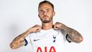 James Maddison menjadi pemain Inggris teranyar yang didatangkan Tottenham Hotspur pada awal musim 2023/2024. Ia ditebus dari Leicester City yang terdegradasi ke Championship dengan mahar 46,3 juta euro atau setara Rp770 miliar dengan durasi kontrak selama 5 tahun. (Tottenham Hotspur FC)