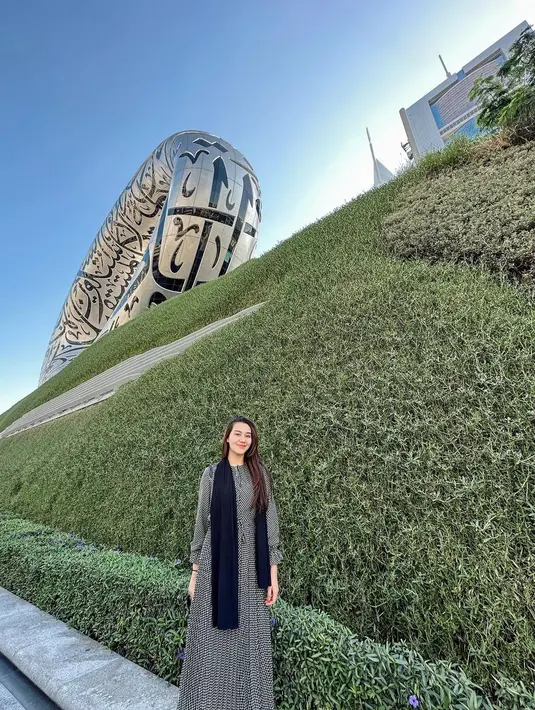 Cukup kenakan pashmina di leher sebagai pemanis outfit lebaran kamu seperti looks Aaliyah Massaid ini. [@aaliyah.massaid]