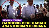 Momen Hangat Teddy Gandeng Hingga Beri Hadiah ke Anak Korban Bencana
