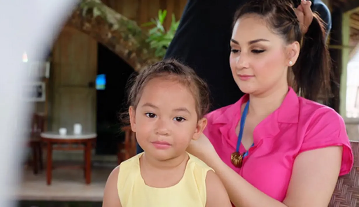 Pengalaman luar biasa berwisata desa, disamping itu, Mona mengenalkan pada putrinya tentang kehidupan di desa. Banyak pengalaman seru Nala sebelum masuk sekolah. (via Instagram/monaratuliu)