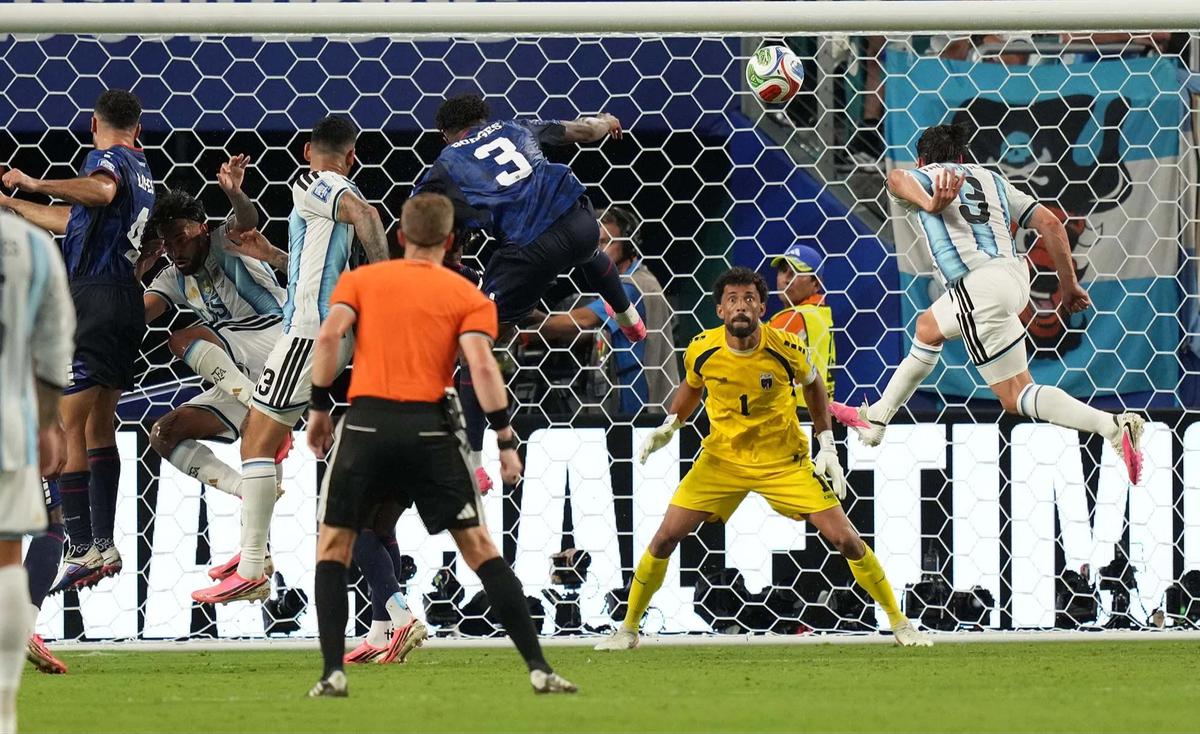 FOTO: Messi Bawa Argentina Melaju ke 16 Besar